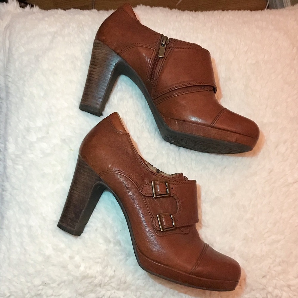 Clarks leather oxford heels